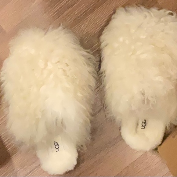 UGG Shoes - Like New White Ugg Fluff Momma Clog Slippers Inside & Outside Slides Dead-Stock